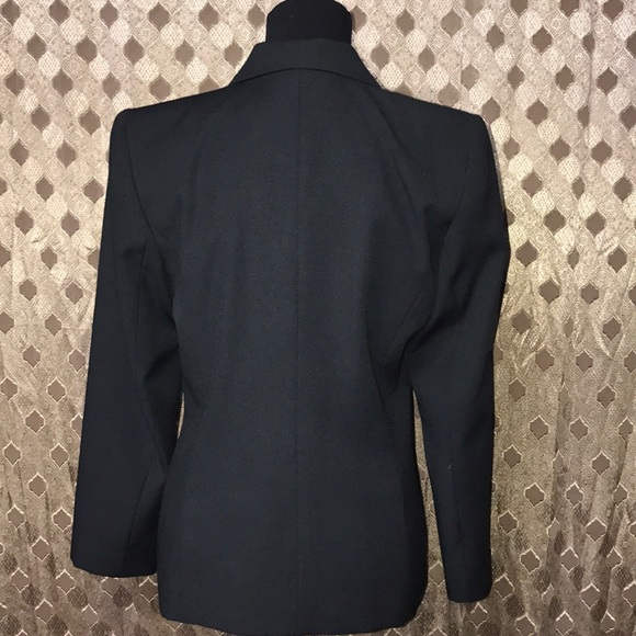 La suit - Picture 2 of 3